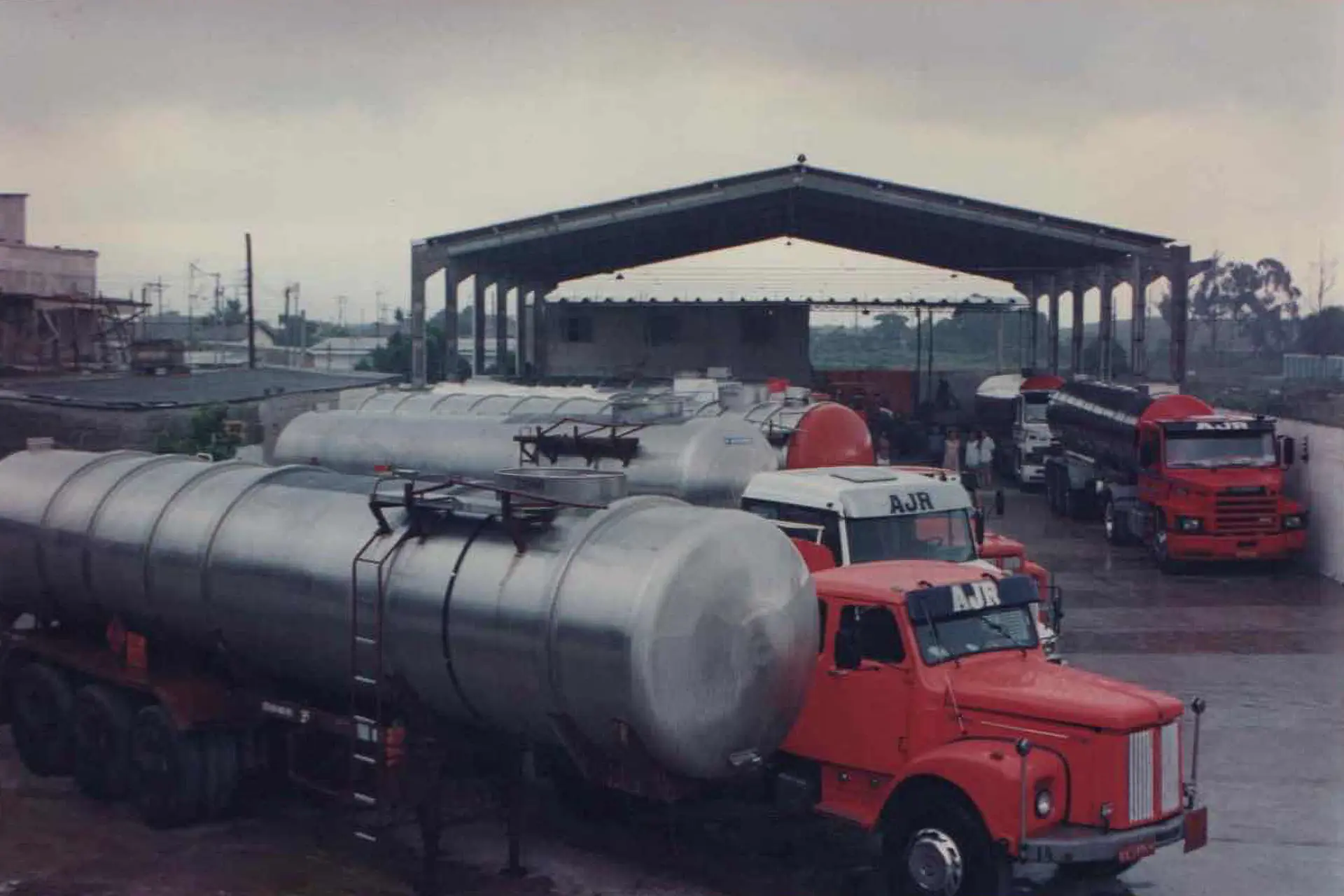 Pátio da AJR com a frota de tanques, em 1997