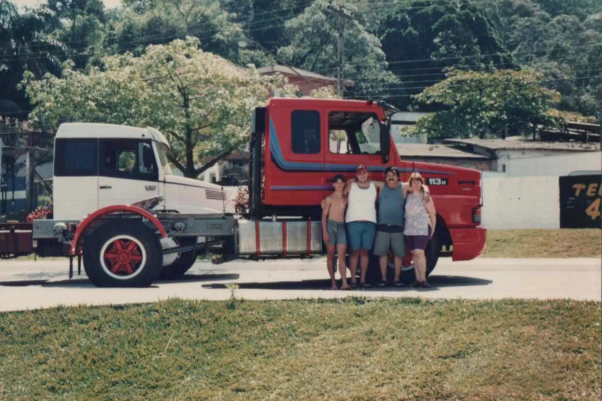 Família AJR ao lado do primeiro caminhão, em 1977